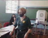 Candidata Malu Domingues vota na manhã deste domingo no Santos Dumont